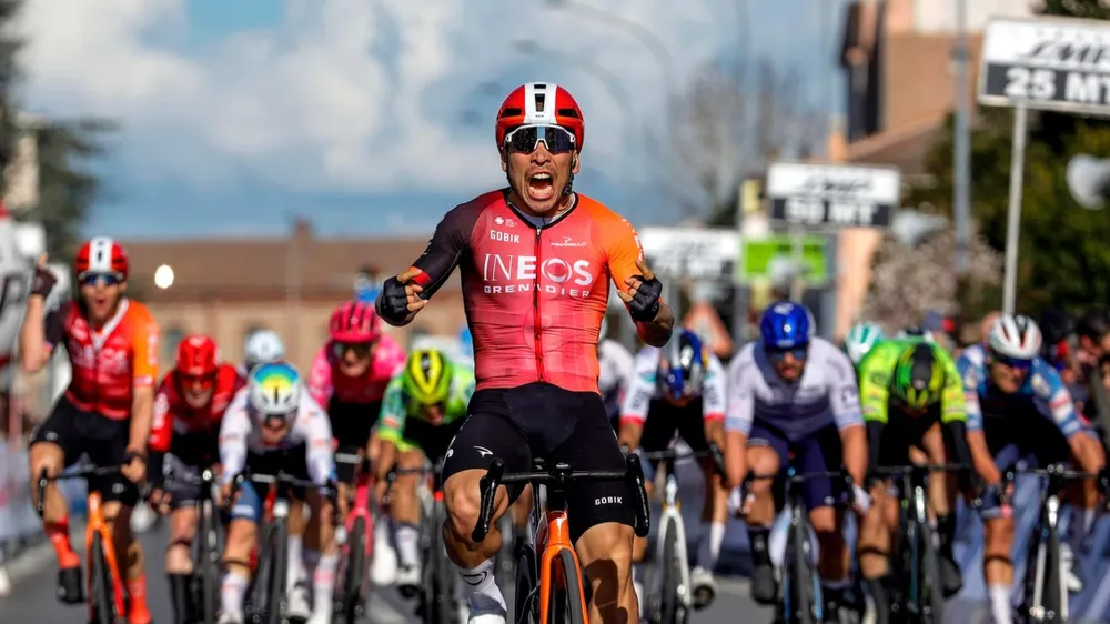 Caleb Ewan tung nước rút dũng mãnh thắng chặng