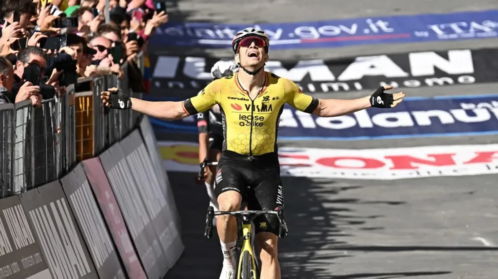 Wout van Aert mừng chiến thắng 