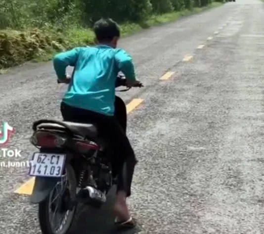 Thiếu niên “bốc đầu” xe bị phạt, tịch thu phương tiện