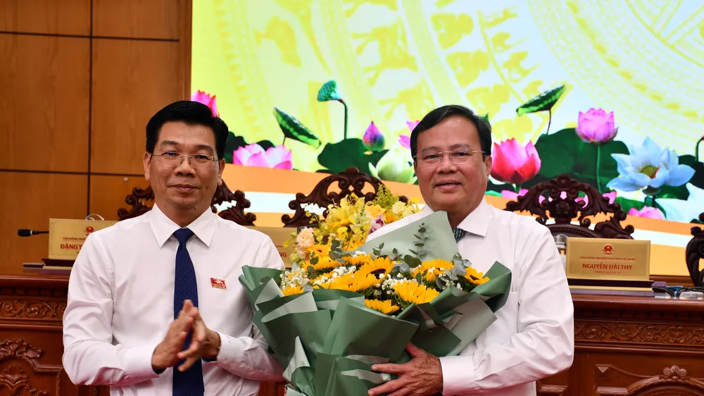 Đồng chí Nguyễn Mạnh Hùng, Phó Bí thư Thường trực Tỉnh ủy, Chủ tịch HĐND tỉnh Tây Ninh, tặng hoa chúc mừng đồng chí Lê Văn Hẳn
