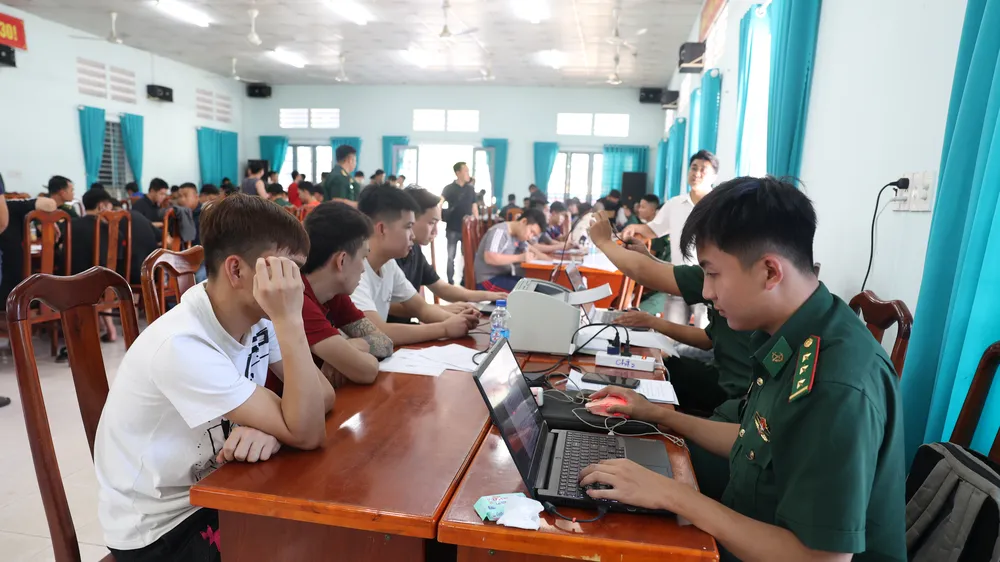 Lực lượng chức năng tiến hành lấy lời khai những công dân Việt Nam do phía Campuchia trao trả