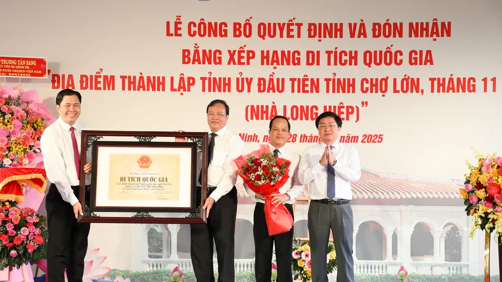 Lãnh đạo tỉnh Tây Ninh trao Quyết định của Bộ Văn hóa - Thể Thao - Du lịch công nhận Nhà Long Hiệp là Di tích cấp quốc gia