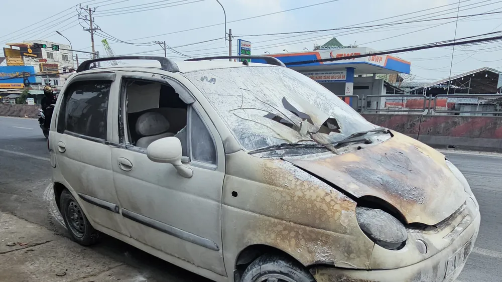 Xe ô tô bốc cháy hư hỏng hoàn toàn