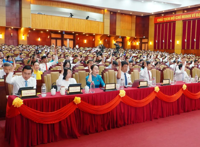 Đại biểu HĐND tỉnh Tây Ninh biểu quyết thông qua các nghị quyết tại kỳ họp