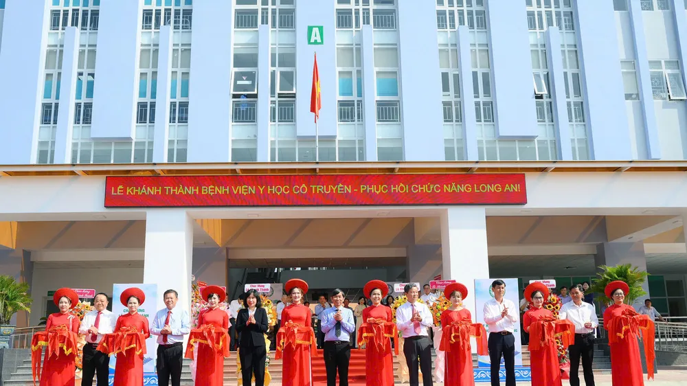 Các đại biểu thực hiện nghi thức cắt băng khánh thành Bệnh viện Y học cổ truyền và Phục hồi chức năng Long An