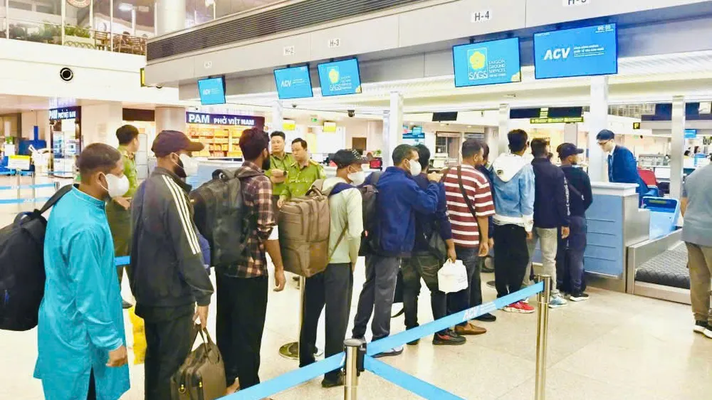 Công an Tây Ninh hỗ trợ gia hạn thị thực cho người nước ngoài bị ảnh hưởng bởi chiến sự, đồng thời quản lý chặt tình hình cư trú người nước ngoài trên địa bàn