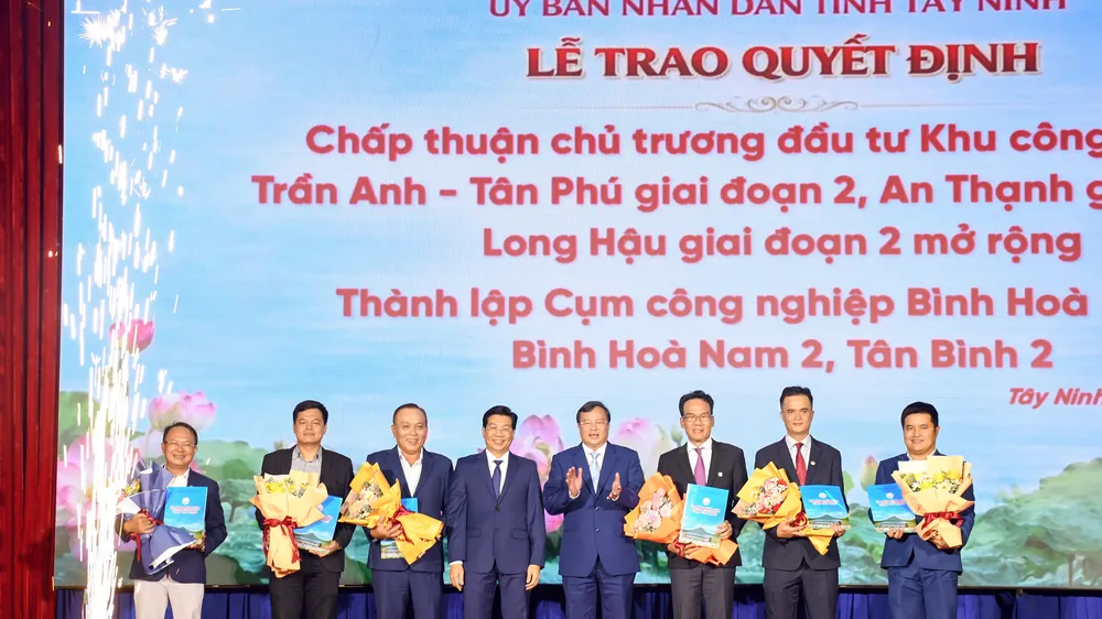 Lãnh đạo tỉnh Tây Ninh trao quyết định chấp thuận chủ trương đầu tư và thành lập cho đại diện các KCN, CCN