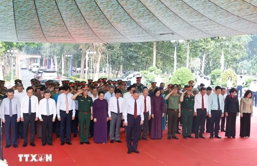 Tổng Bí thư, Chủ tịch nước Tô Lâm dâng hương tưởng niệm các Anh hùng liệt sĩ tại Tây Ninh