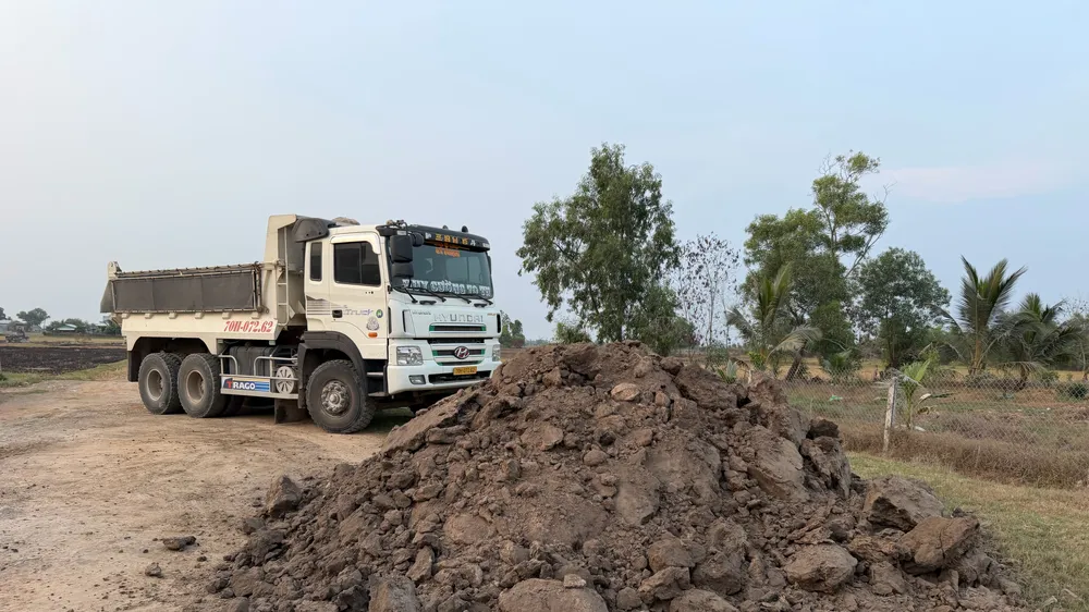 Phương tiện vận chuyển đất khai thác trái phép. Ảnh: CATN