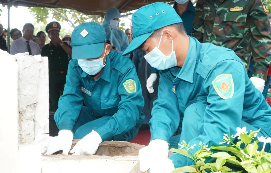 Các đội lấy mẫu tiến hành lấy mẫu tại các mộ chưa xác định danh tính