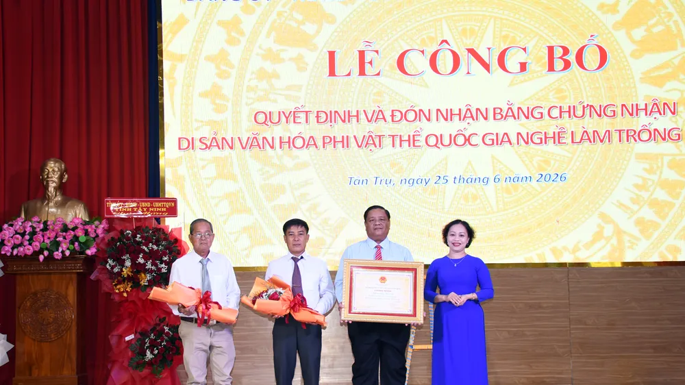 Lãnh đạo xã Tân Trụ, tỉnh Tây Ninh đón nhận Bằng chứng nhận Di sản văn hóa phi vật thể quốc gia