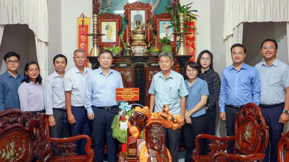 Đoàn công tác Ban Tuyên giáo và Dân vận Thành ủy TPHCM thăm, tặng quà gia đình đồng chí Võ Trần Chí