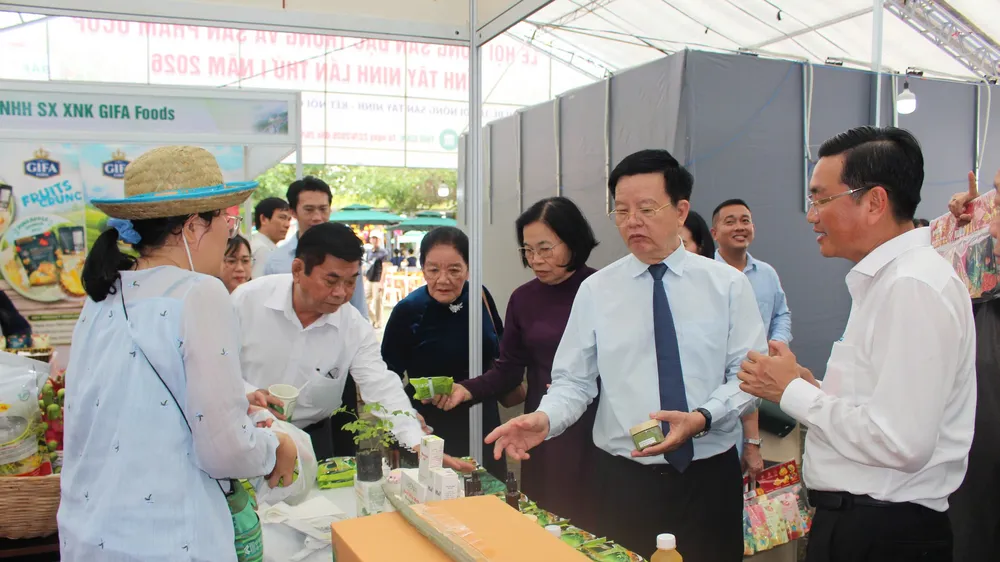 Nguyên Phó Thủ tướng Mai Văn Chính tham quan gian hàng trưng bày sản phẩm