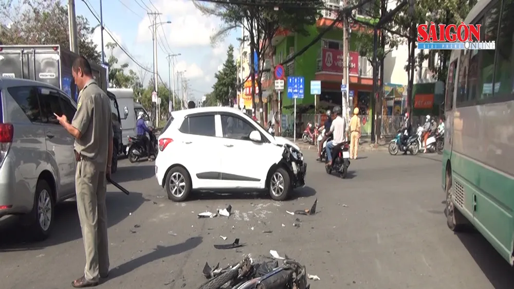 Vượt đèn đỏ, va vào ô tô, nam thanh niên tử vong