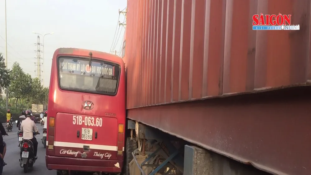 Xe container và xe buýt va chạm trên quốc lộ 1