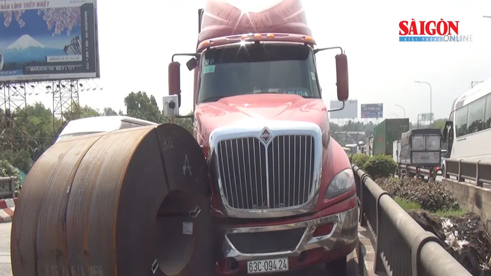 Cuộn sắt gần 20 tấn rơi khỏi xe đầu kéo tại vòng xoay An Lạc