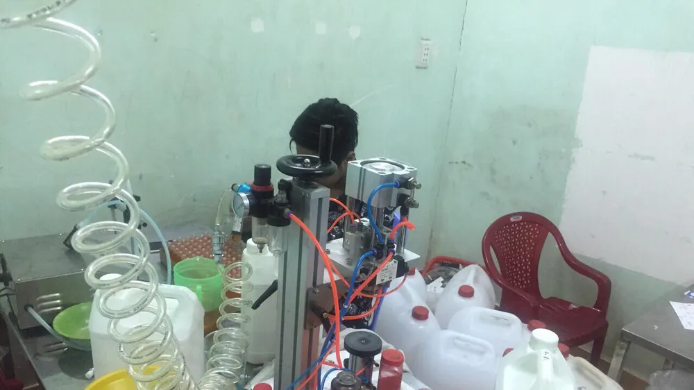 Đột kích cơ sở sản xuất nước hoa giả, thu giữ gần 10,000 chai thành phẩm
