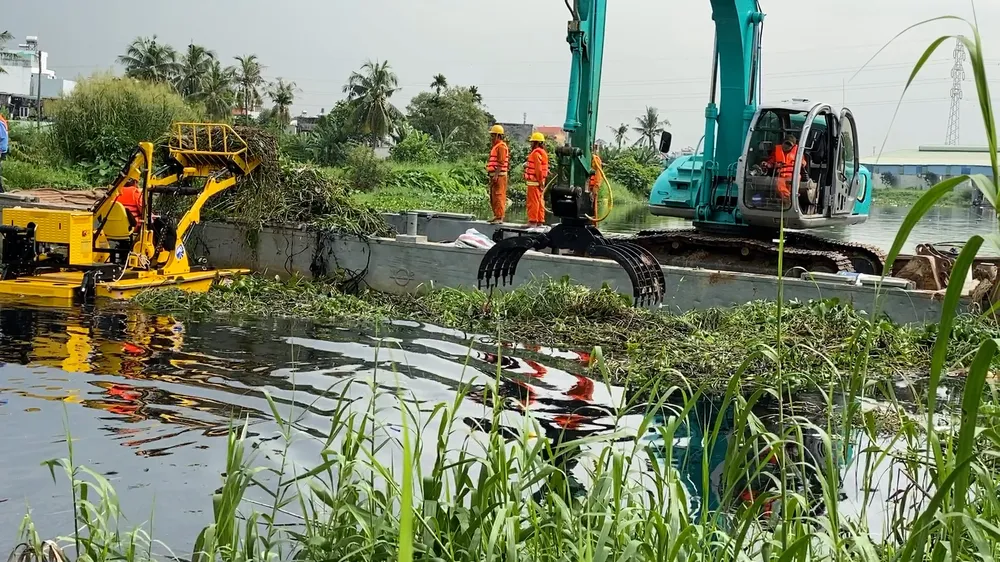 TPHCM vớt rác trên sông rạch bằng công nghệ