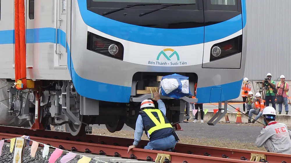 Toa tàu metro số 1 ​đầu tiên đã đặt lên đường ray