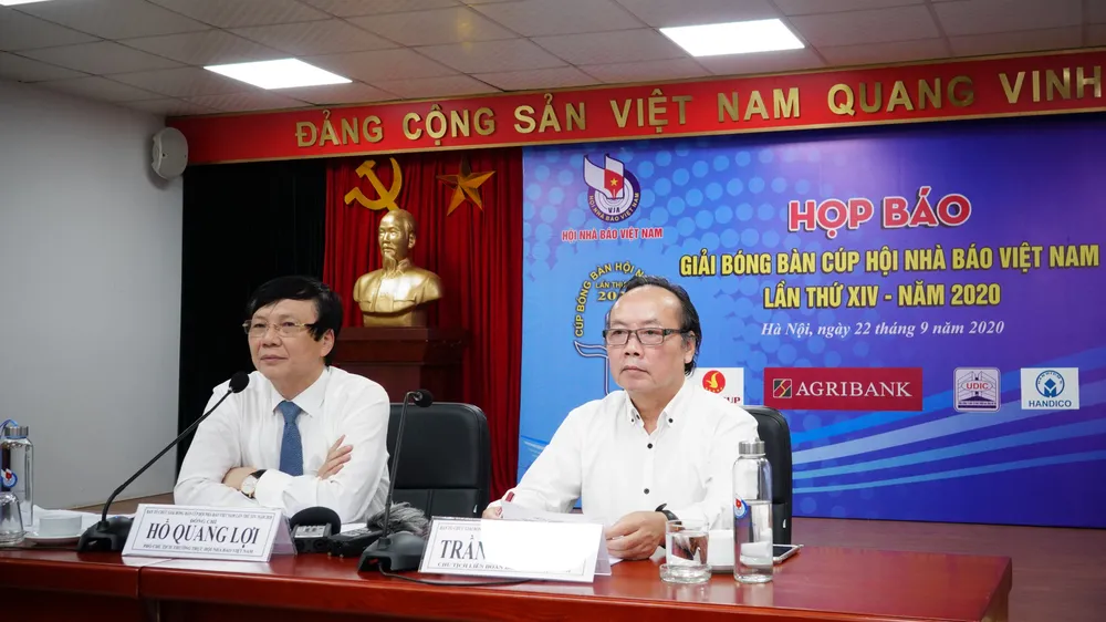 Ông Hồ Quang Lợi - Phó Chủ tịch thường trực Hội Nhà báo Việt Nam và ông Trần Gia Thái – Chủ tịch Liên đoàn Bóng bàn Việt Nam chủ trì cuộc họp báo.