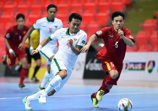 Cầu thủ U.20 futsal Việt Nam và Indonesia thi đấu quyết liệt trên sân.