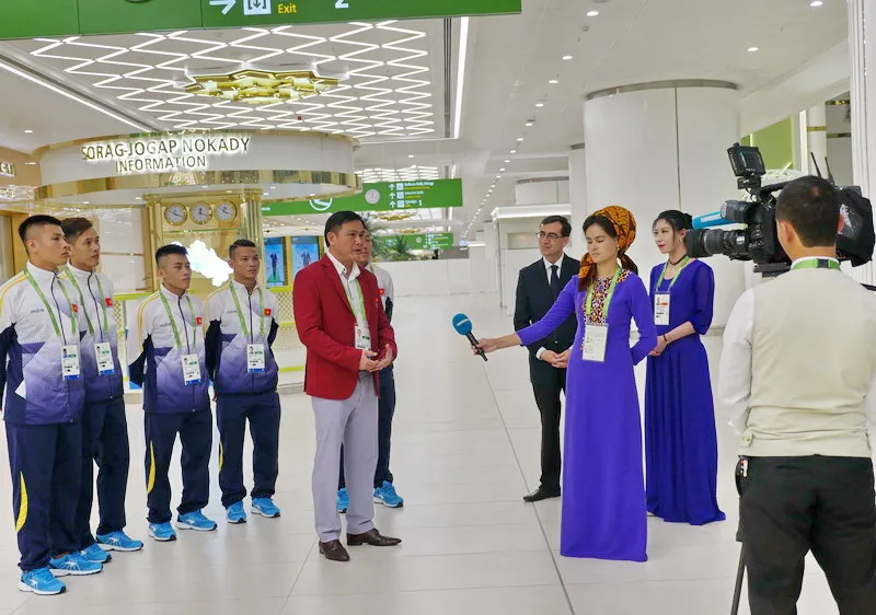 Truyền hình Turkmenistan phỏng vấn lãnh đội Trần Anh Tú ngay khi vừa xuống sân bay
