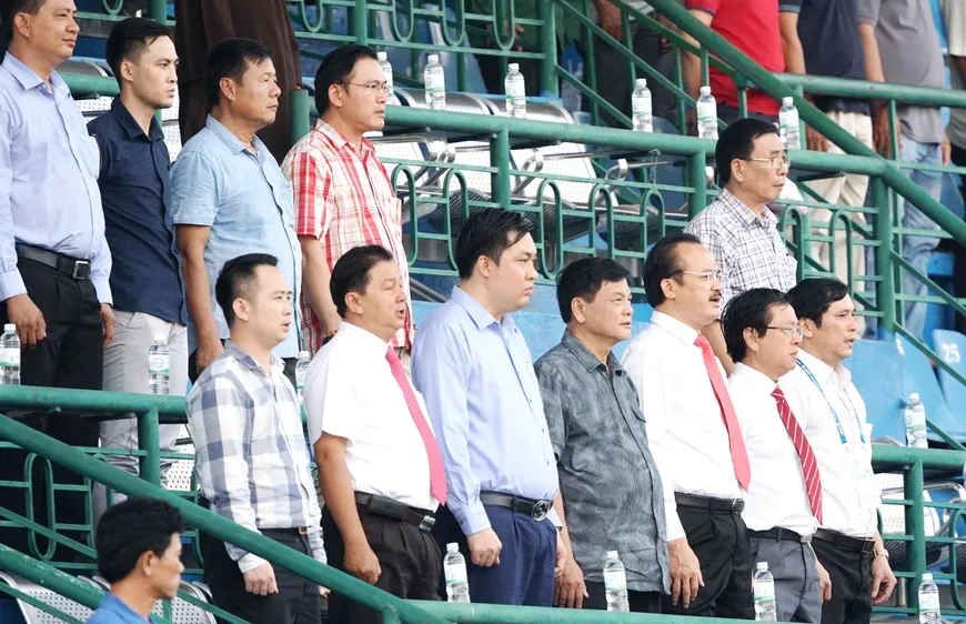 Nhiều quan chức của VFF, VPF trên khán đài sân Bình Dương vào ngày 6-10 vừa qua. (Ảnh: HOÀNG HÙNG)