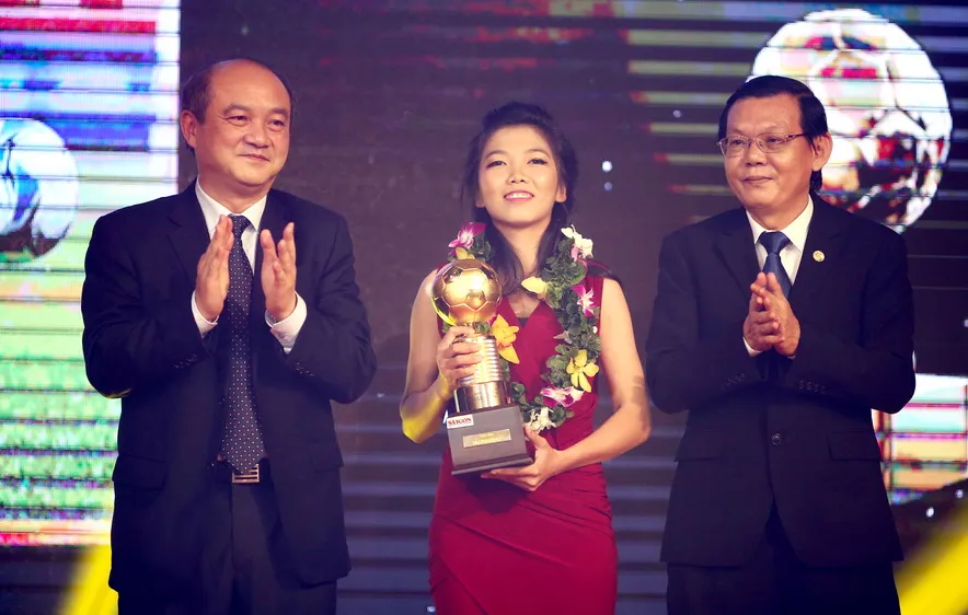 Quả bóng vàng nữ 2016 Huỳnh Như. Ảnh: DŨNG PHƯƠNG