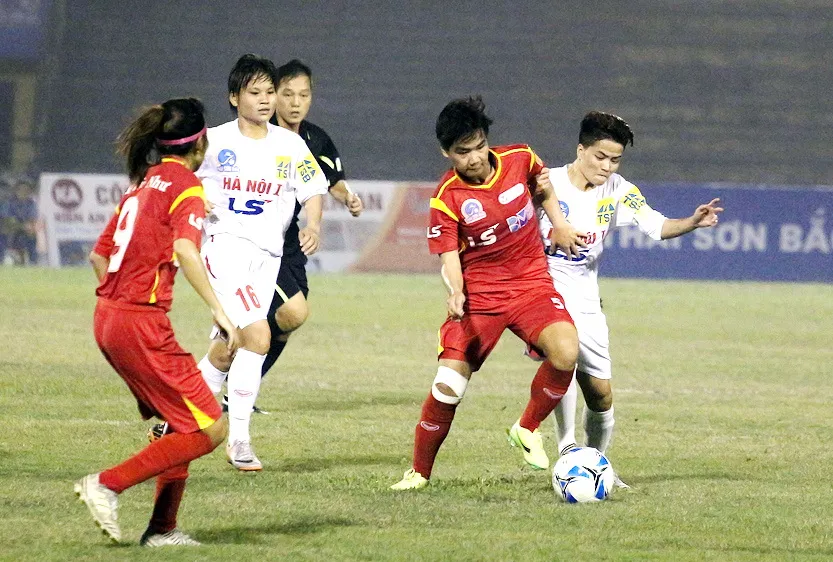 Hậu vệ đội Hà Nội I cố gắng ngăn chặn pha đi bóng của Hoài Lương (5, TPHCM). Ảnh: ANH TRẦN