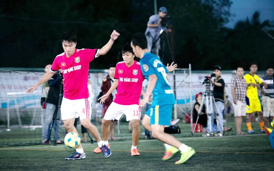 Giải được ví như “giải futsal VĐQG thủ nhỏ” khi có rất nhiều cầu thủ chuyên nghiệp và dân phủi cùng tề tựu. Ảnh: ANH TRẦN