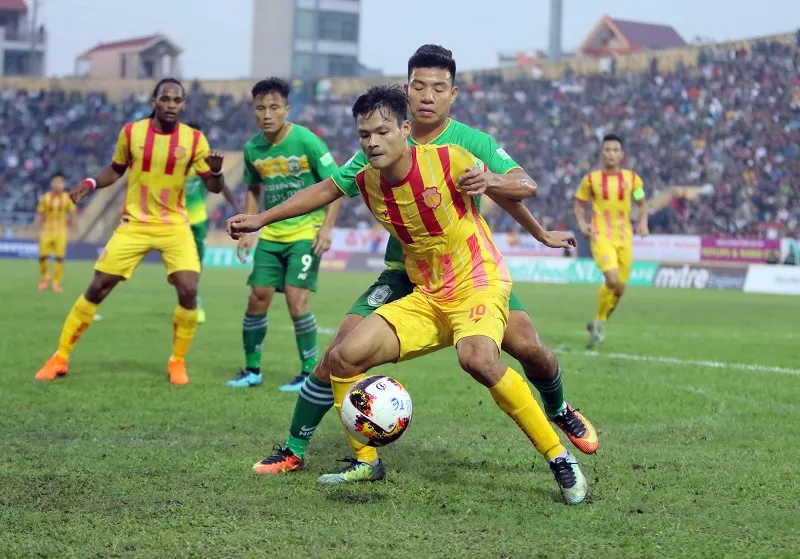 Cuộc chạm trán ở lượt đi giữa hai đội trên sân Thiên Trường. Ảnh: MINH HOÀNG