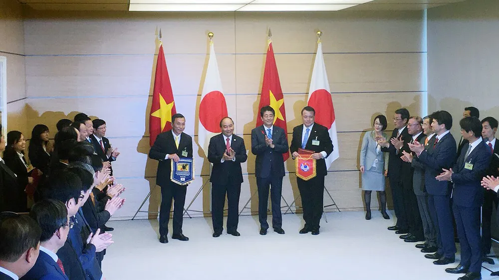 Thủ tướng Chính phủ Nguyễn Xuân Phúc và Thủ tướng Nhật Bản Shinzo Abe chứng kiến lễ trao biên bản hợp tác giữa VFF và JFA