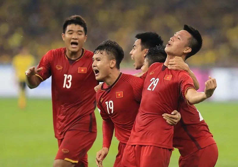 Huy Hùng ngây ngất sau bàn mởi tỷ số trên sân Bukit Jalil. Ảnh: MINH HOÀNG