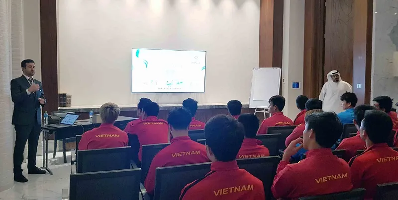 Đại diện AFC tại buổi gặp, phổ biến công nghệ VAR cho các cầu thủ Việt Nam. Ảnh: ĐOÀN NHẬT