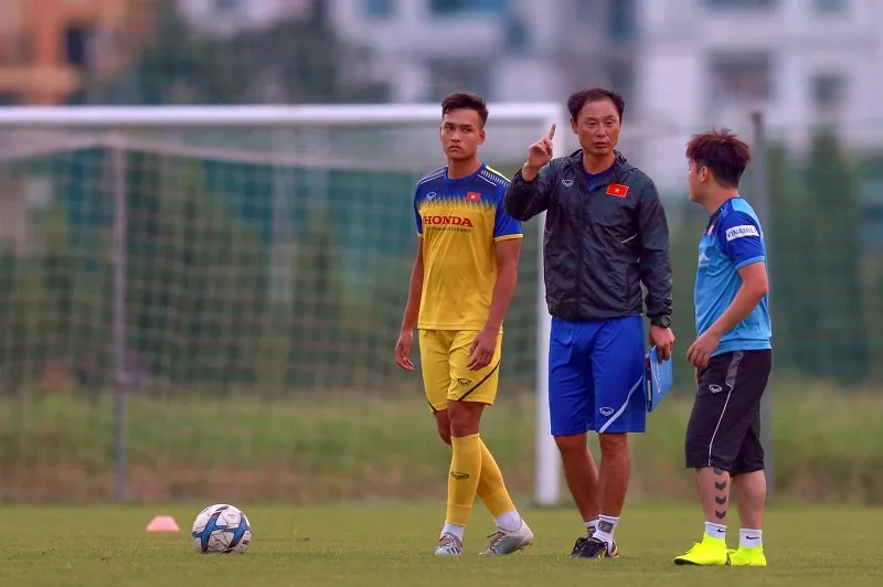 HLV Kim Yan Hoon trao đổi cùng trợ lý trên sân tập. Ảnh: Dũng Phương
