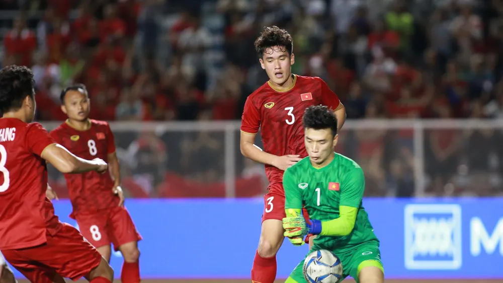 Thủ môn Tiến Dũng có thể sẽ dự bị trong trận gặp Singapore để... lấy lại tinh thần. Ảnh: Đông Huyền