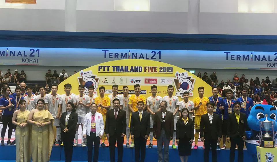 ĐT Futsal Việt Nam nhận Huy chương bạc tại lễ bế mạc. Ảnh: Đoàn Nhật