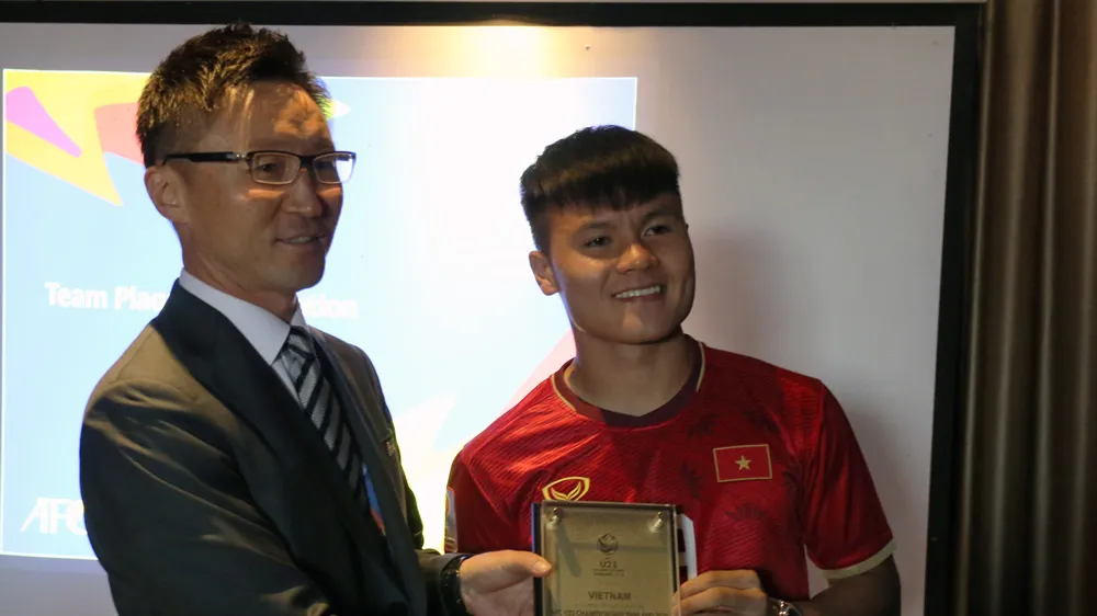 Đại diện AFC trao kỷ niệm chương tham dự VCK U23 châu Á 2020 cho đội trưởng Quang Hải. Ảnh: Đoàn Nhật