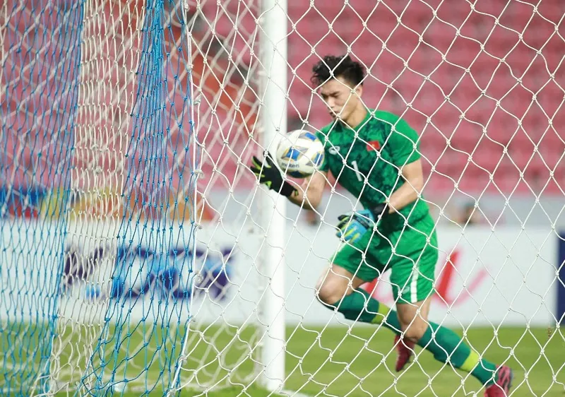 Tiến Dũng mắc sai lầm ở bàn gỡ hòa 1-1 của Triều Tiên. Ảnh: MINH HOÀNG