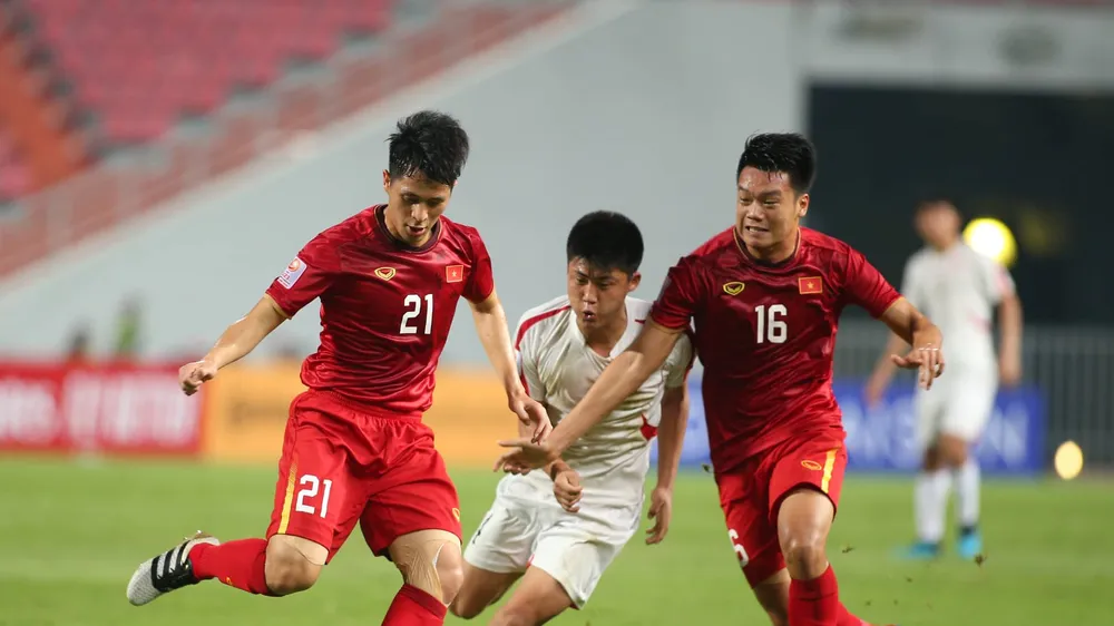 Đình Trọng sẽ vắng mặt ở trận gặp Malaysia tại vòng loại World Cup 2022. Ảnh: MINH HOÀNG