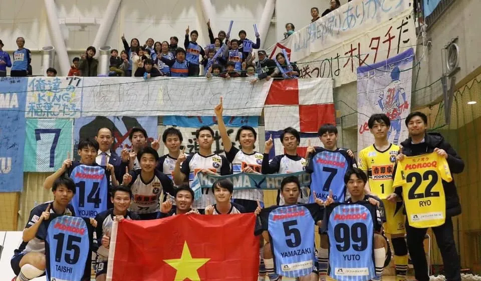 Thái Huy, Minh Trí cùng các đồng đội ở CLB YSVV Yokohama. Ảnh: TSNFC