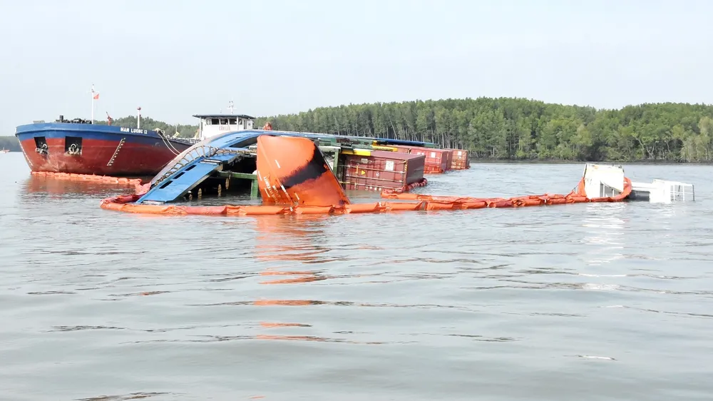 Đang trục vớt container chìm ở sông Lòng Tàu: 2 thợ lặn hôn mê, 3 người mất tích