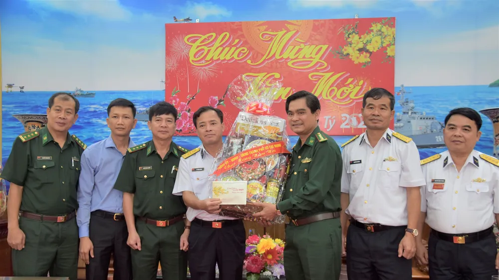 Đoàn đại biểu TPHCM thăm, chúc Tết cán bộ, chiến sĩ trên Vùng biển Tây Nam Tổ quốc