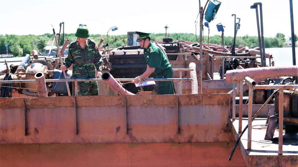  Phương tiện khai thác cát trái phép bị Bộ đội Biên phòng TPHCM tạm giữ.