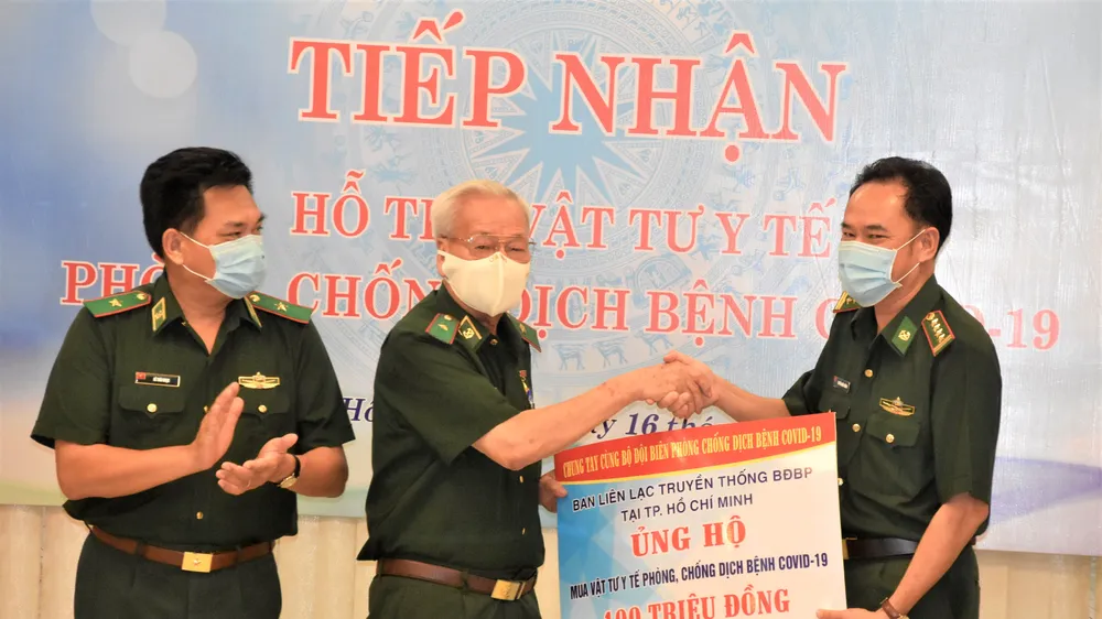 Hàng tỷ đồng thiết bị, vật tư y tế tặng Bộ đội biên phòng chống dịch Covid-19