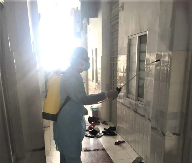 Nhân viên Trung tâm Y tế quận Tân Bình khử trùng nơi sinh sống của trường hợp nhập cảnh trái phép từ Campuchia tại địa bàn phường 5, Tân Bình, TPHCM