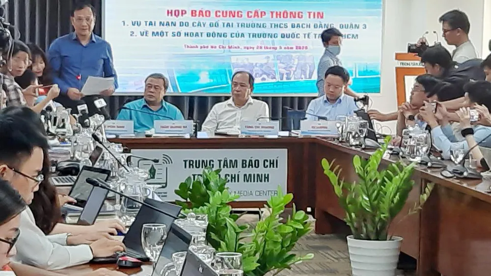 Họp báo vụ cây xanh ngã đổ trong trường học, làm 1 học sinh tử vong