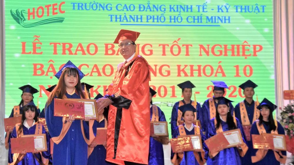 Gần 400 sinh viên HOTEC nhận bằng tốt nghiệp