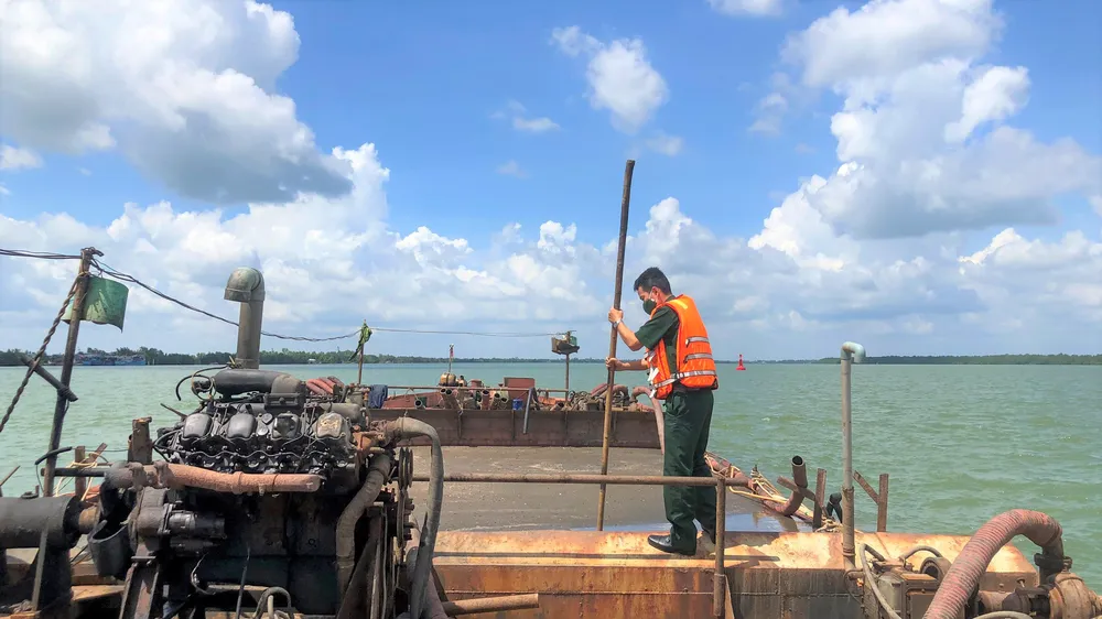 Bắt 2 sà lan vận chuyển trái phép trên 1.000m³ cát ở biển Cần Giờ