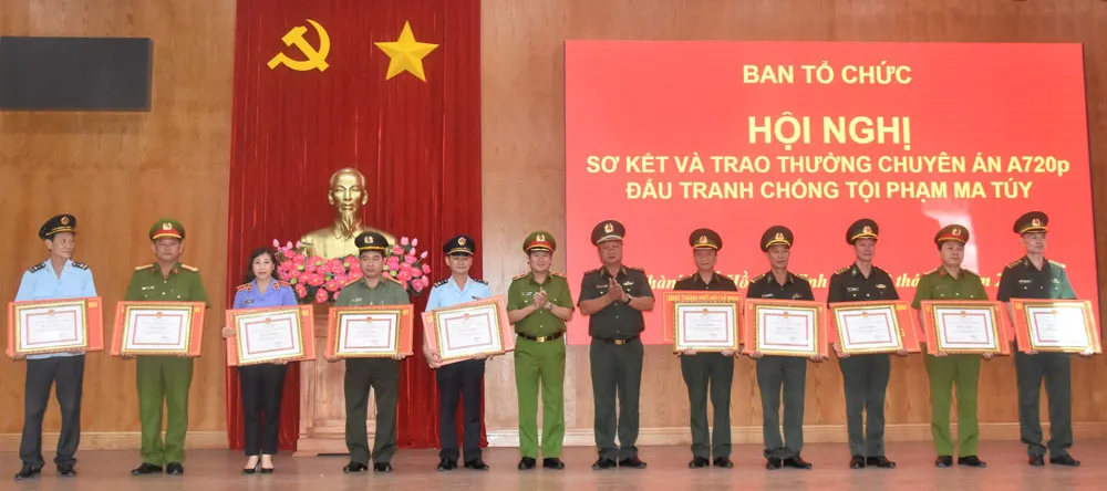 Tặng 230 triệu đồng cho ban chuyên án phá đường dây vận chuyển gần 170kg ma túy đi Hàn Quốc